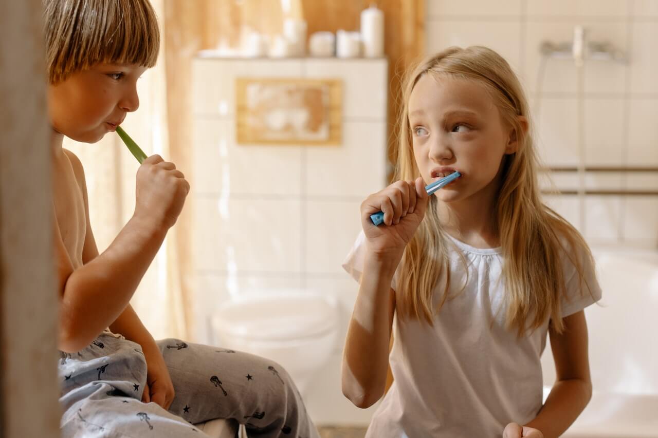Mycie zębów rano przed czy po śniadaniu?